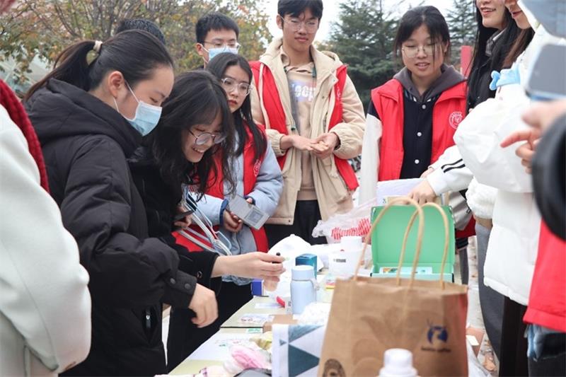 98f6441ba73c4c23a987e1e74fd98fad.jpg 爱心义卖进行中(1).jpg